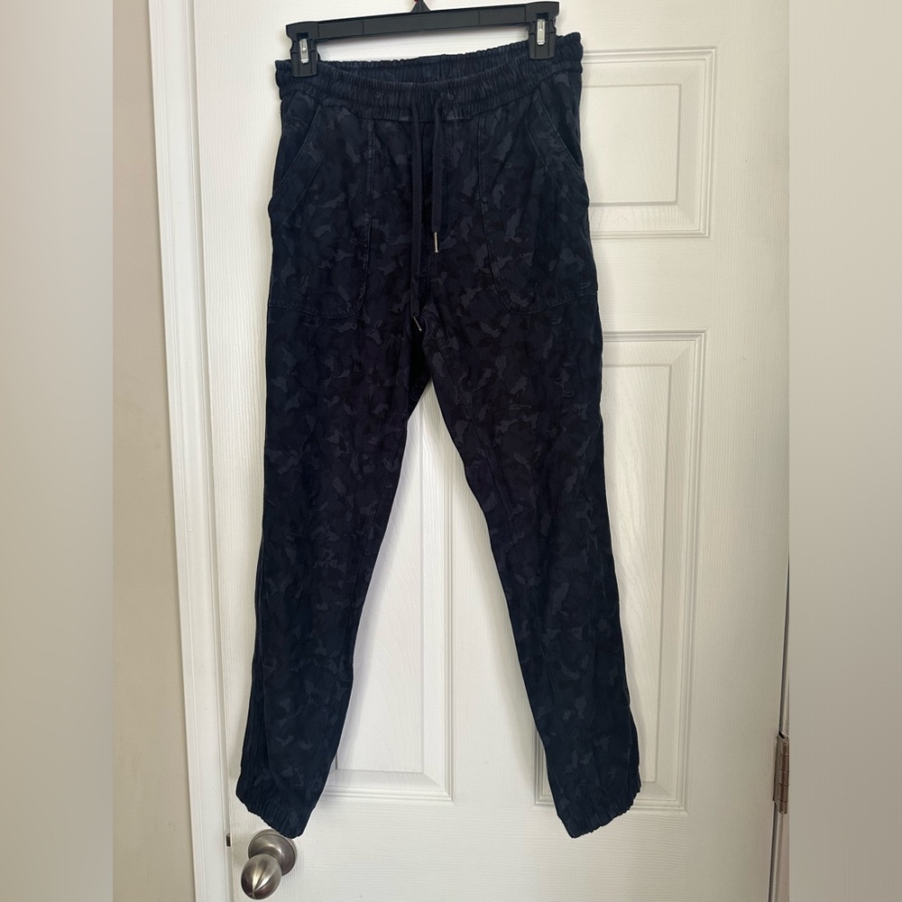 Athleta Black Camouflage Woman’s Casual Jogger Pants